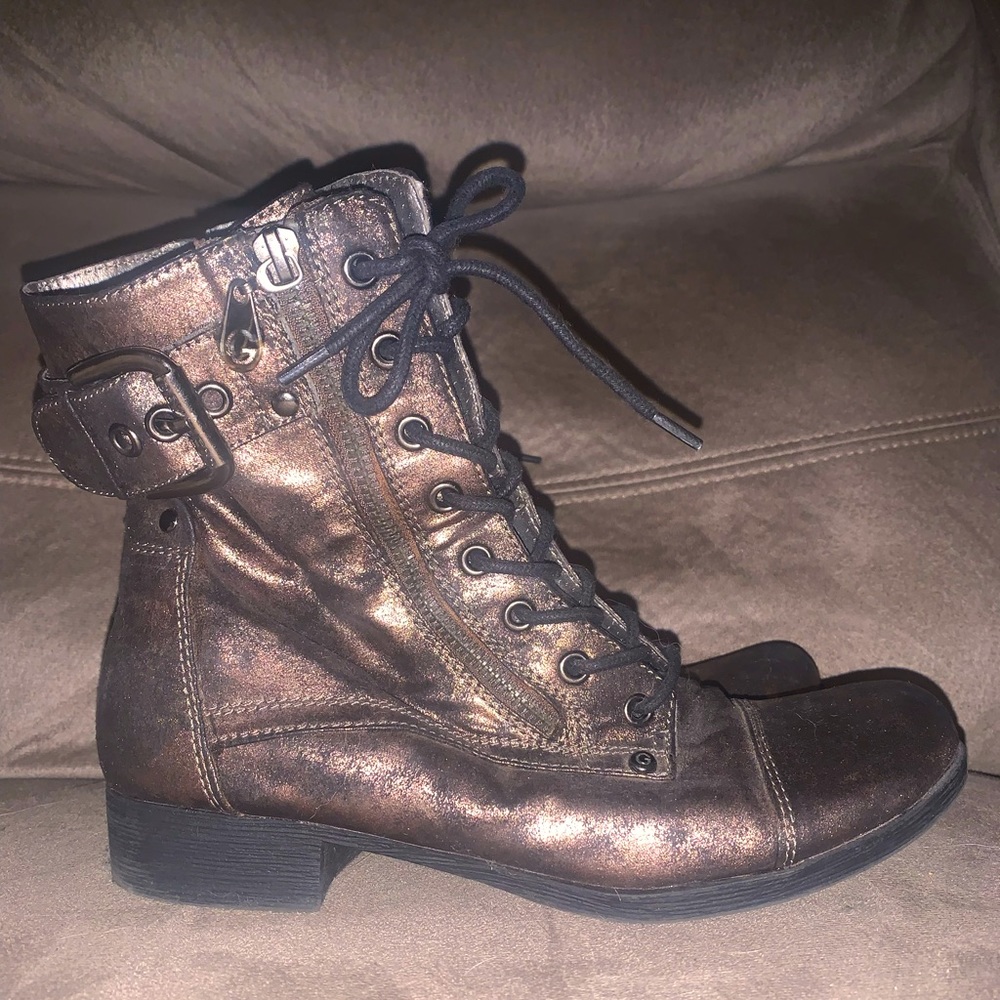 Gold/brown lace up boots with buckle. Size 7